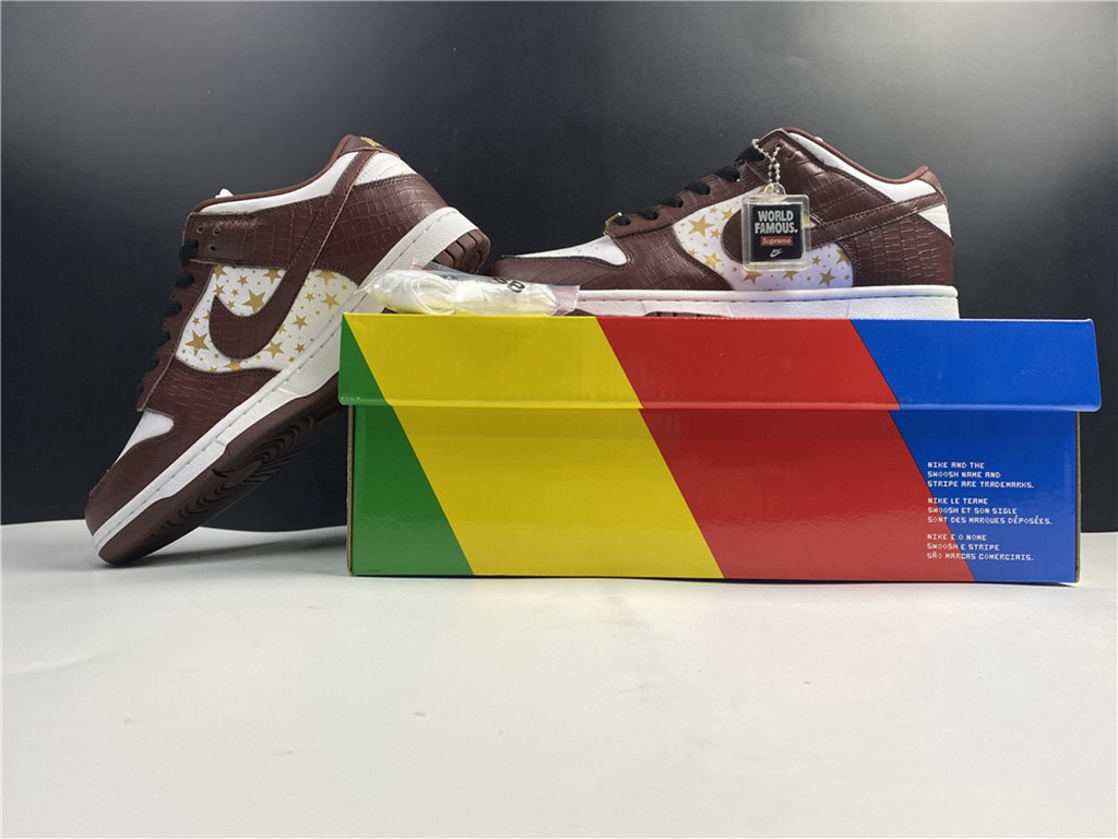 Svp*me x Nike SB Dunk Low DH3228-103